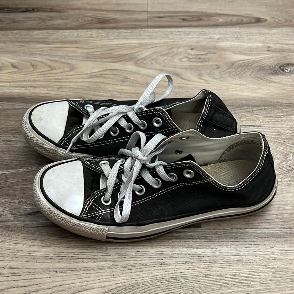 Black tennis shoes